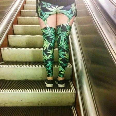 Sokağa sadece üzerinde çarşafla iç çamaşırsız çıktı koşa koşa... - Resim: 2