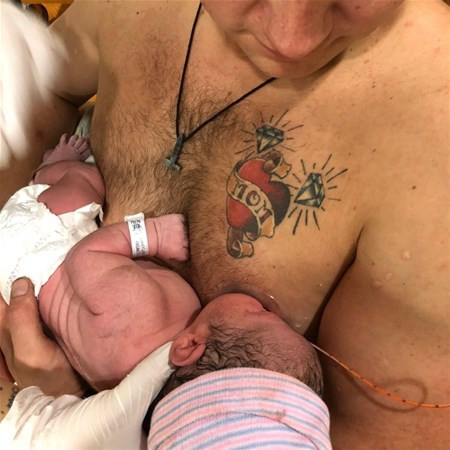 Bebeğini emziren baba! Görenler hayrete düştü - Resim: 1