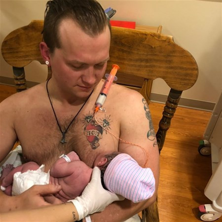 Bebeğini emziren baba! Görenler hayrete düştü - Resim: 4