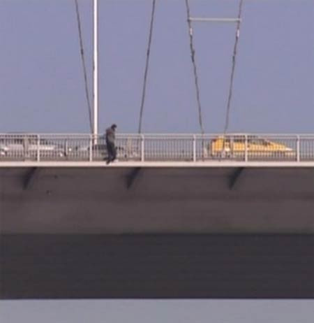 Boğaz Köprüsü'nden böyle atlamak istedi - Resim: 1