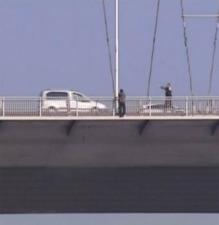 Boğaz Köprüsü'nden böyle atlamak istedi - Resim: 4