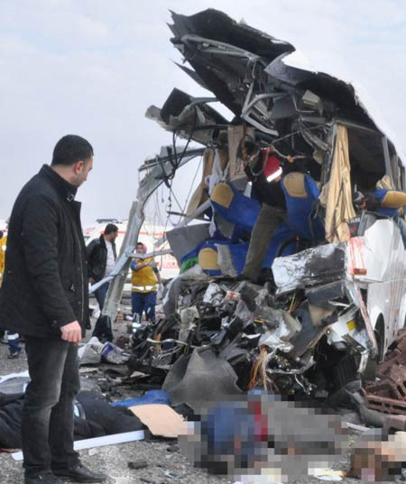 Diyarbakır'da katliam gibi kaza - Resim: 1