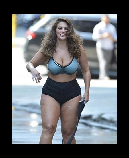 Ashley Graham selülitli bacakları ile şoke etti - Resim: 1