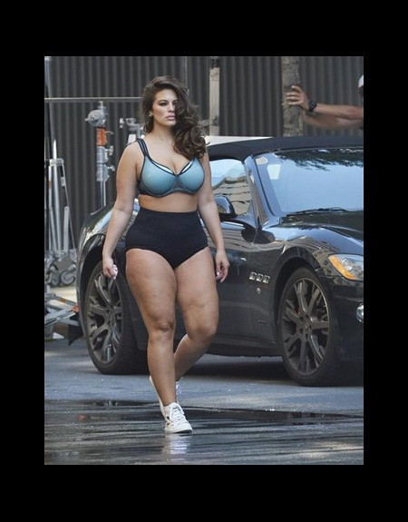 Ashley Graham selülitli bacakları ile şoke etti - Resim: 2