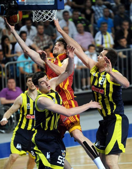 Galatasaray Fener'e boyun eğmedi - Resim: 1