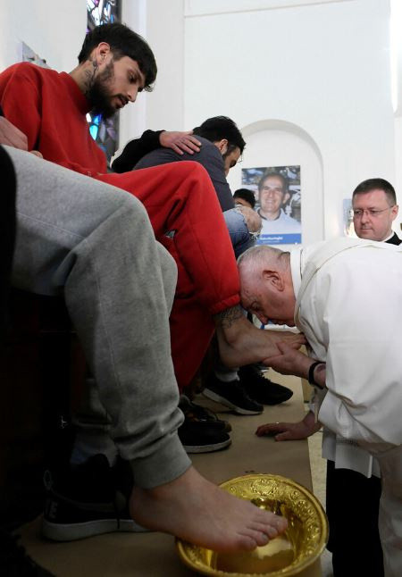 Papa Francis, mahkumların ayaklarını önce yıkadı sonra da öptü - Resim: 1
