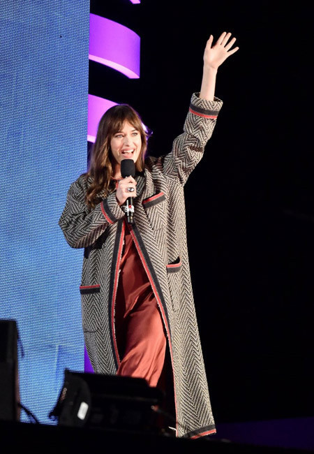 Dakota Johnson çıktığı sahnede telefon numarasını paylaştı - Resim: 4