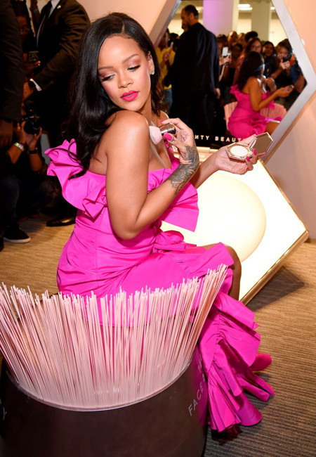 Rihanna'dan hayranlarını şaşkına çeviren sürpriz! - Resim: 2