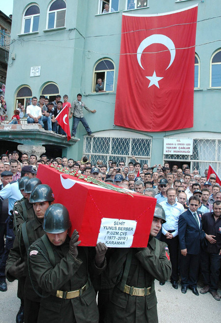 Şehit Uzman Çavuş toprağa verildi - Resim: 4