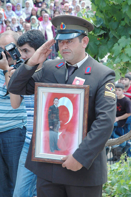 Şehit Uzman Çavuş toprağa verildi - Resim: 2
