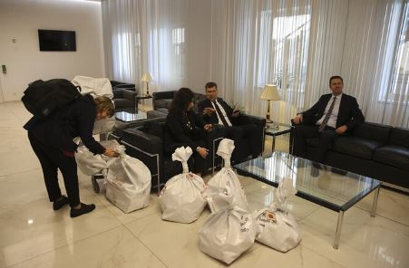 Diplomatik kuryeler getiriyor; oy pusulaları İspanya'dan Türkiye'ye yola çıktı - Resim: 2