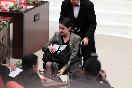 O yasak engelli vekili durduramadı - Resim: 1