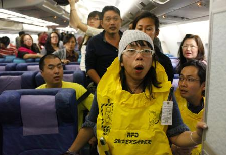 Motoru alev alan uçakta dehşet anları - Resim: 1