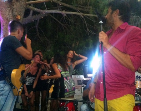 Emre coştu, güzellerle coşturdu! - Resim: 2