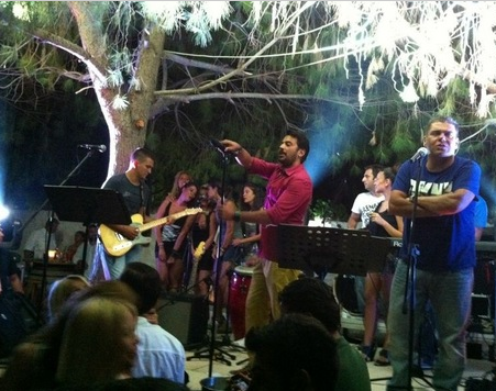 Emre coştu, güzellerle coşturdu! - Resim: 1