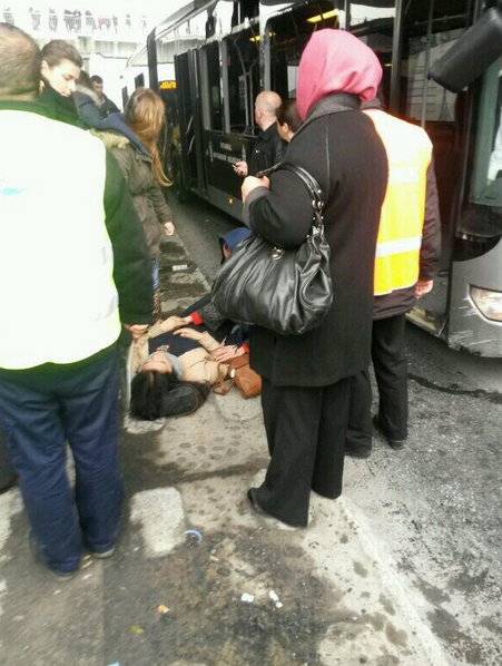 Metrobüs kaza yaptı yaralılar var - Resim: 1
