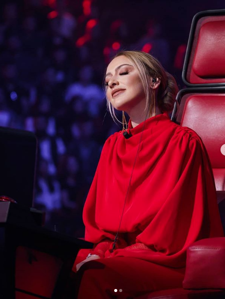 Hadise göğüs dekoltesinde sınır tanımadı resmen ayarı kaçırdı - Resim: 1