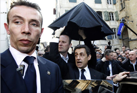Sarkozy'i madara ettiler - Resim: 1