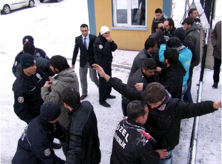 Köylüler üniversiteyi bastı - Resim: 1