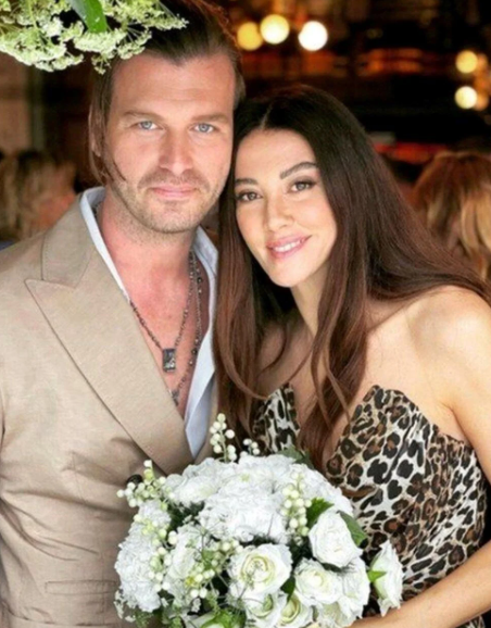 Başak Dizer süper minisiyle poz verdi eşi Kıvanç Tatlıtuğ yorumu patlattı! Berdan Mardini günün olayı - Resim: 1