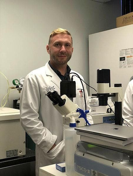 ABD sahte Türk doktoru konuşuyor! Kanser ve koronavirüs uzmanıydı sihirbaz ve dolandırıcı çıktı - Resim: 1