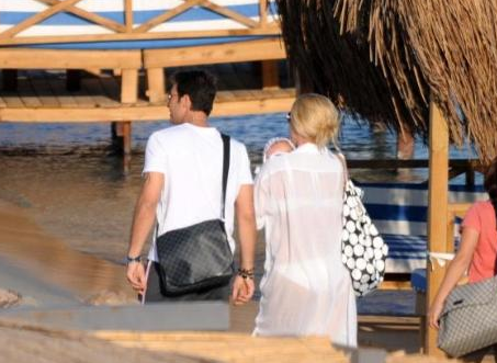 Bebeğiyle ilk kez görüntülendi - Resim: 2