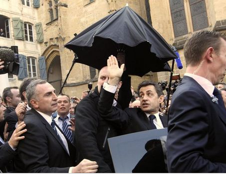 Sarkozy'i madara ettiler - Resim: 4