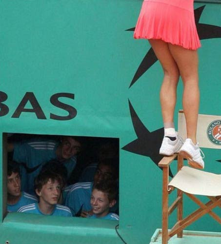 Çaktırmadan bakmak istediler ama...! - Resim: 1