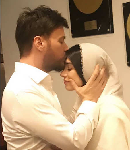 Yarı çıplak gelinliği olay olan Burcu Kıratlı tesettüre girdi - Resim: 4