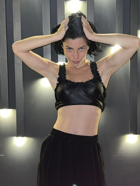 Merve Boluğur kumral sevgilisinin evlenme teklifine evet dedi! Ünlü oyuncu yüzüğünü o pozla gösterdi - Resim: 1