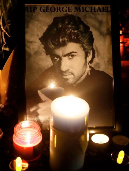 Dünyaca ünlü şarkıcıyı hayranları evinde andı - Resim: 1