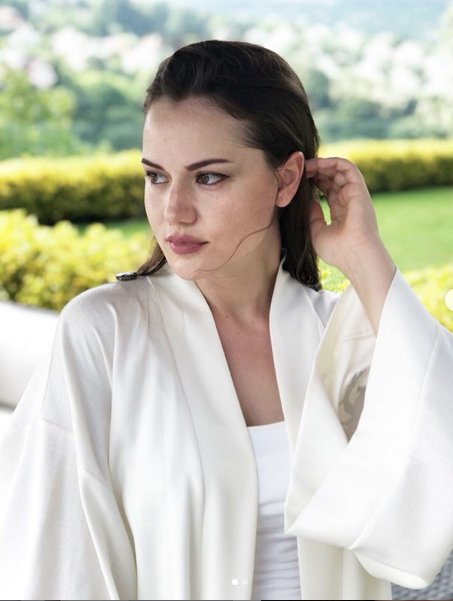 Fahriye Evcen paylaştı bornozlu fotoğrafı beğeni yağmuruna tutuldu - Resim: 4