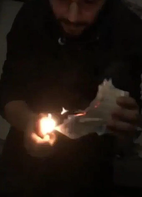 Kur'an-ı Kerim yakmışlardı! Birinin eceli geldi, diğeri 10 ay hapis cezası aldı - Resim: 0