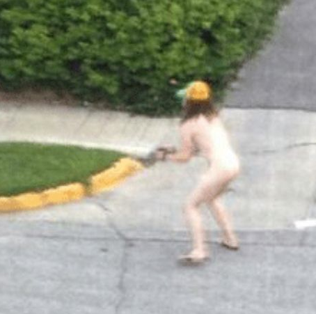 Çırılçıplak kampüse girmeye çalışınca... - Resim: 2