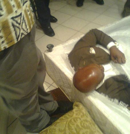 Bakan zina yaparken yakalandı - Resim: 1