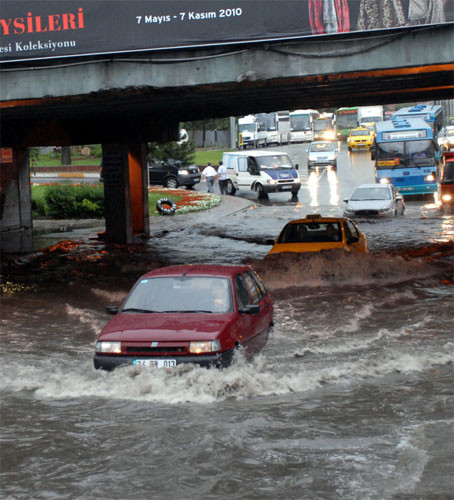 İstanbul'da yağış yine hayatı felç etti - Resim: 3