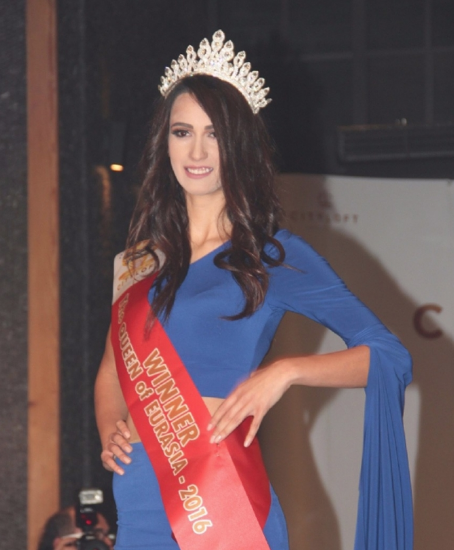 Türk kraliçe Sibel Demiralp'e şok tutuklama! Çıplak fotoğrafla şantaj yapmış - Resim: 1