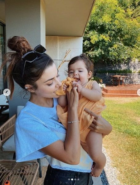 Yeğeniyle pozunu paylaşan Hande Erçel'in ilginç tişörtü fiyatıyla şoke etti - Resim: 3