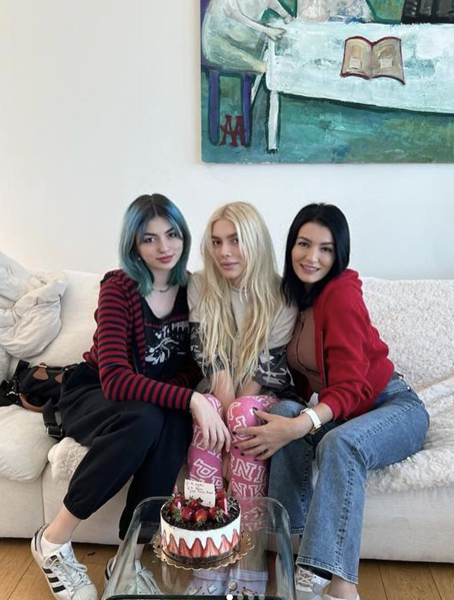 Aleyna Tilki'nin annesi masanın üzerine uzanıp poz verdi! "Bu fizik kızlarında bile yok" - Resim: 2