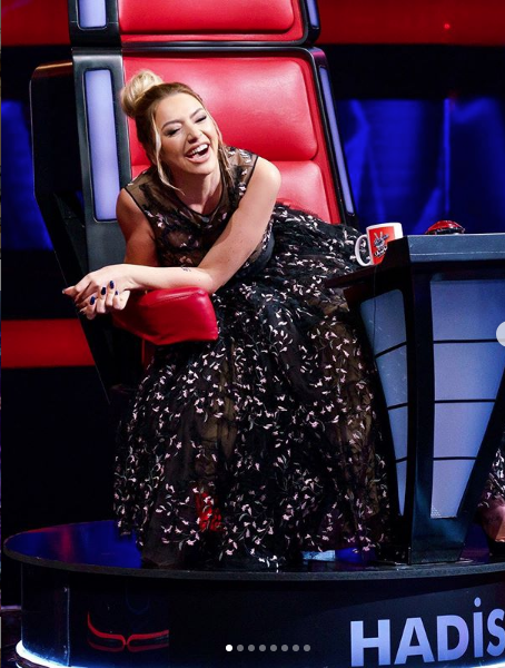 Göğüs dekolteli elbisesi büyüledi Hadise O Ses Türkiye yılbaşı özel kulisinden paylaştı - Resim: 1