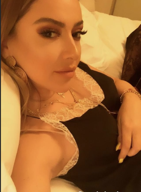 Hadise'nin dekolteli yatak pozu sosyal medyayı salladı - Resim: 1