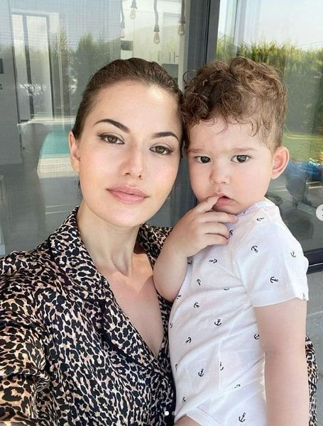 Fahriye Evcen oğlu Karan'la yeni fotoğraflarını paylaştı kısa sürede rekor beğeni - Resim: 3