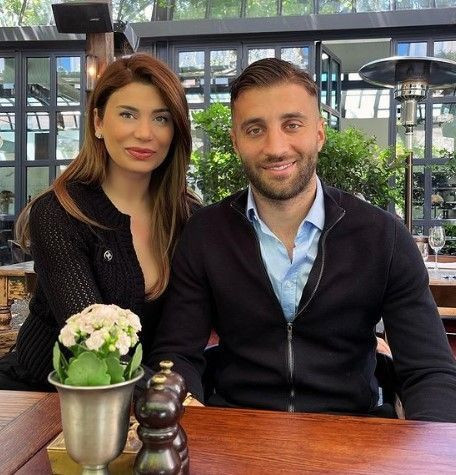 Ebru Şancı'ya eşi Alparslan Öztürk'ten dekolte uyarısı! Eliyle kıyafetini kapattı, olay oldu! - Resim: 2