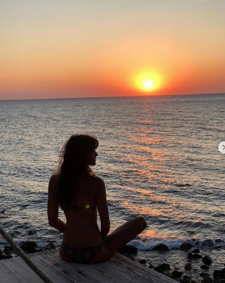 Berrak Tüzünataç bikinili seksi pozlarıyla yaza veda etti herkesi mest etti - Resim: 4