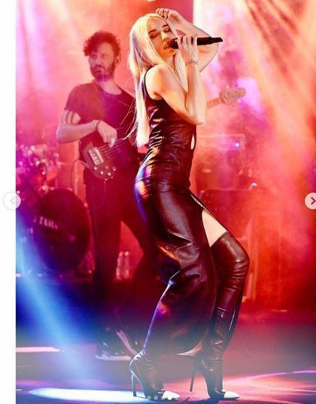 Gülşen derin yırtmaçlı kıyafetiyle herkesi büyüledi! Seksi kıyafetiyle olay - Resim: 1