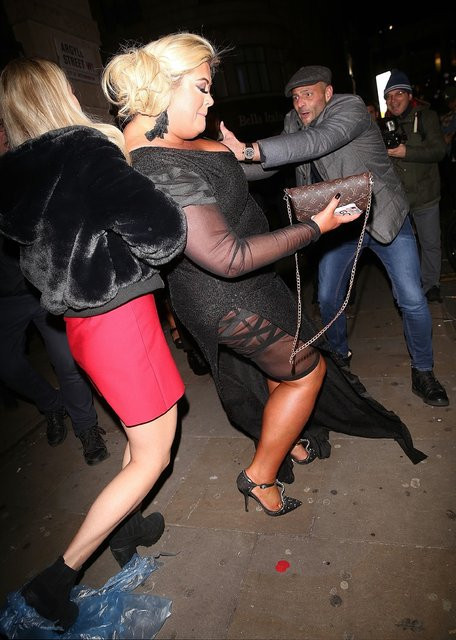 Ünlü yıldızın zor anları! Az daha yere kapaklanıyordu - Resim: 2