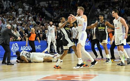 Real Madrid-Partizan maçında kavga! Hakemler maçı erken bitirdi - Resim: 1