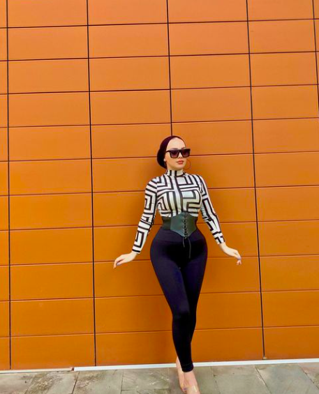 Başörtüsüyle daracık tayt giydi twerk yaptı yetmedi şimdi de alkol masasında! - Resim: 4