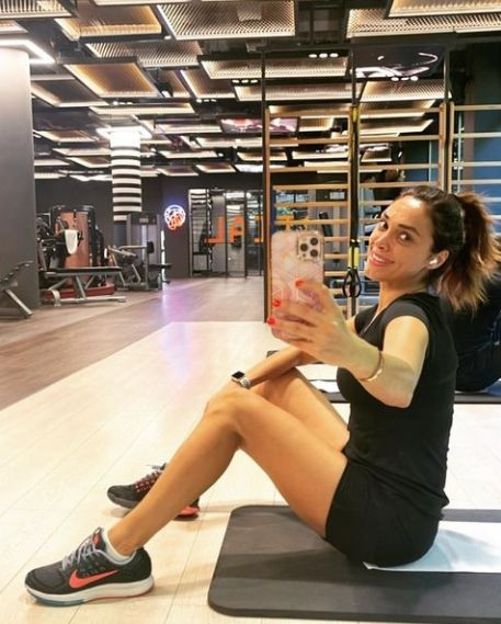 Zuhal Topal fiziğiyle sosyal medyaya bomba gibi düştü! Genç kızlara nal toplattı - Resim: 1