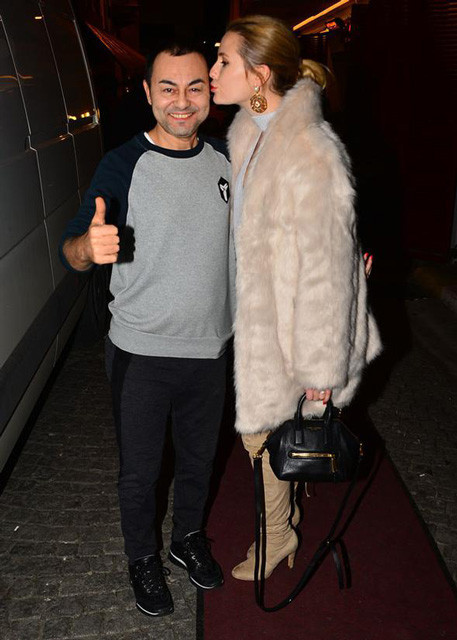 Serdar Ortaç ve Chole Lougnan sokak ortasında aşka geldi - Resim: 1